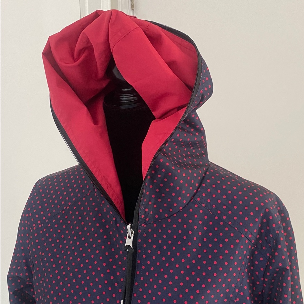 REVERSIBLE Hooded Polka Dot Print in Blue Red polka dots reverse Red size Medium - Picture 16 of 17